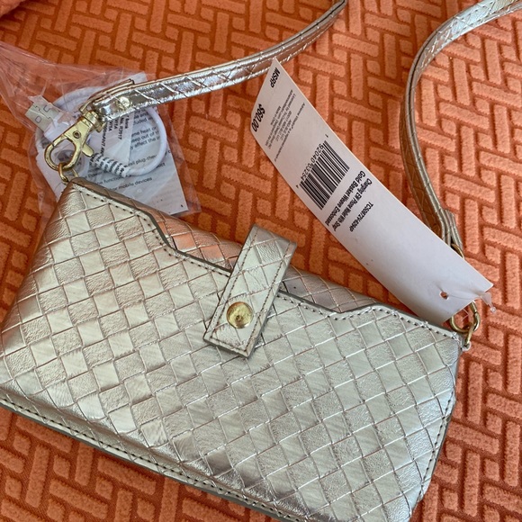 Adrienne Vittadini Wallet crossbody purse and phone charging cord - Picture 4 of 7